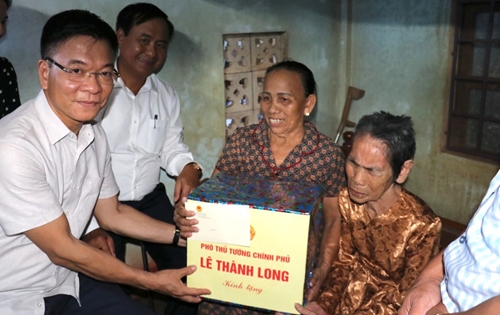 Phó thủ tướng Lê Thành Long thăm và tặng quà tại Quảng Trị